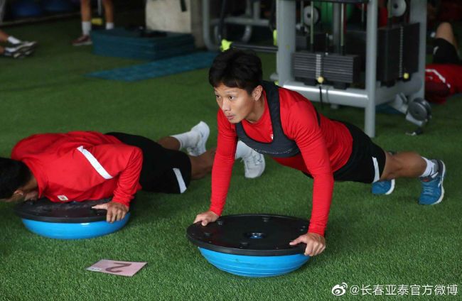 带小玩具跑步尿裤子