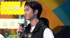 饭桌之下